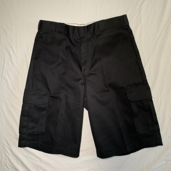 DICKIES Loose Fit Cargo Short Men Size 36, Black, 13" Inseam, Classic, NWT - Picture 1 of 4